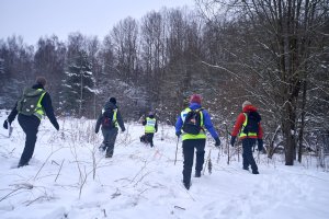 Vapepa etsintäkurssi Vantaalla, pelastuskoira toiminnassa ja etsijät suorittavat etsintää.