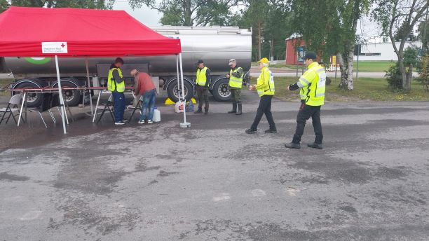 Vpaaehtoiset auttamassa